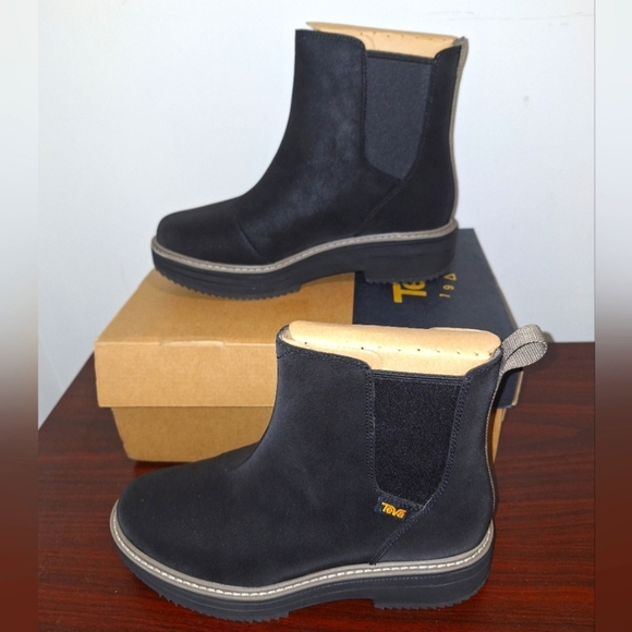 Teva W. Midform Chelsea Boots in black new with the box with no flaws. - Picture 1 of 10